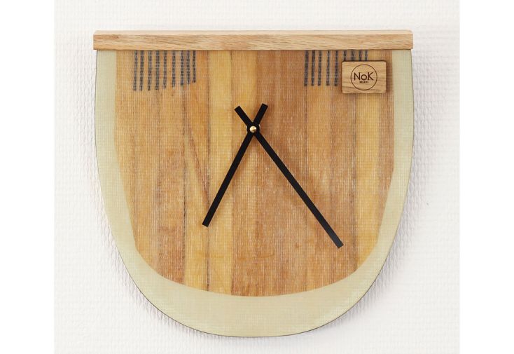 Horloge murale en bois et snowboard upcyclé – édition limitée