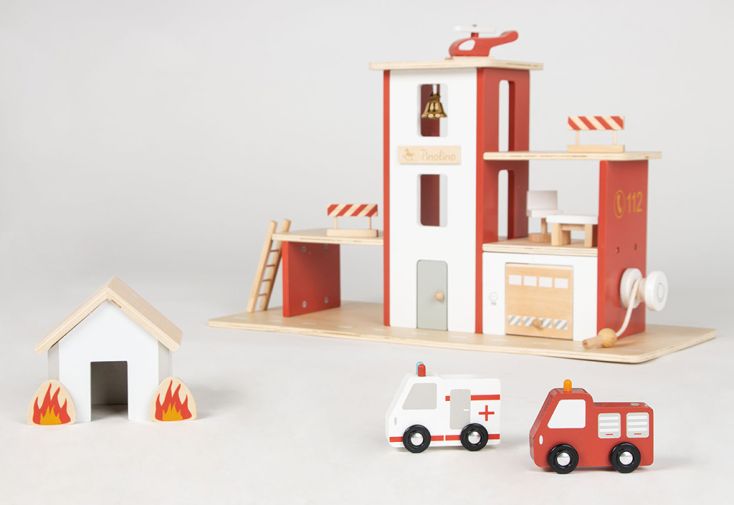 Caserne de pompiers pour enfant en bois avec accessoires - 55 x 25 x 32 cm