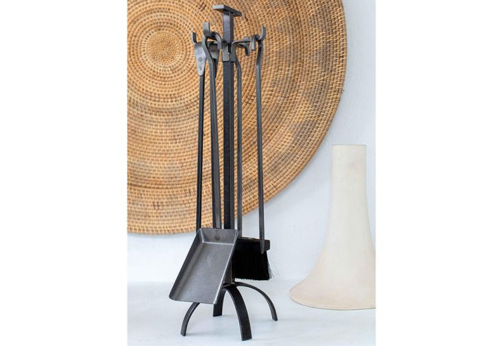 Serviteur de cheminée en acier : tisonnier, balayette, pince, pelle