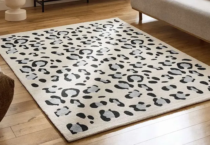 Tapis rectangulaire motifs léopard crème – Leovah 