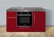 Kitchenette rouge toute équipée : plaques de cuisson, frigo et four avec évier