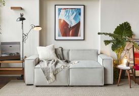 Canapé 2 places en velours gris clair Swyft Home dans salon