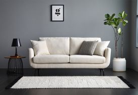 Canapé beige dans un salon avec pieds en métal