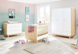 Chambre en bois pour bébé avec lit, armoire et commode