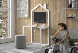 Chambre d'enfant avec bureau en bois blanc