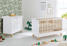 Chambre bébé et enfant en bois avec lit et commode à langer