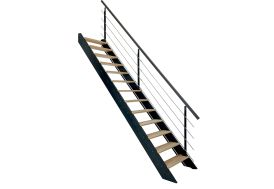 Escalier droit en bois avec limons noirs et garde-corps en métal