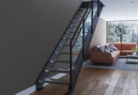 Escalier sur mesure en métal et en verre avec garde-corps