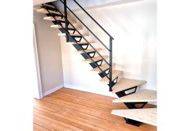 Escalier quart tournant avec limon central bois et métal