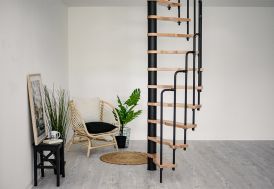 escalier en colimaçon en métal et bois de bouleau