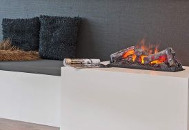 foyer électrique en métal avec bûches et feu décoratifs vraies flammes