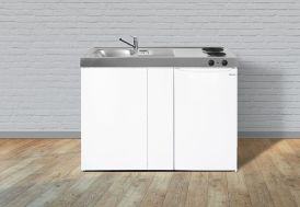 Kitchenette blanche toute équipée avec réfrigérateur et plaques électriques