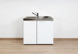 Kitchenette en métal blanc équipée : réfrigérateur, évier, plaques de cuisson