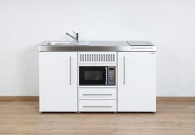 Kitchenette en métal blanc avec un réfrigérateur, une plaque de cuisson et un micro-ondes