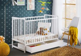 Lit Bébé en Bois avec Matelas et Tiroir ASM Meble Cypi 65 x 124 cm Blanc Tiroir Ouvert