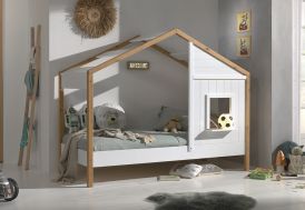 lit cabane blanc et bois naturel dans une chambre d'enfant