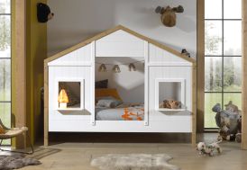 lit cabane pour enfant en bois de pin massif dans une chambre