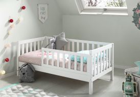 lit pour enfant dans une chambre en bois blanc