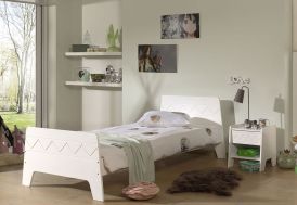 Meubles de chambre pour enfant : lit et table de chevet