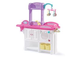 Nurserie pour poupées avec chaise haute, baignoire et table à langer