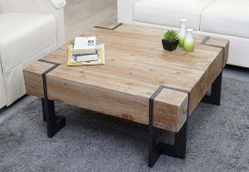 Table basse en bois de pin massif et métal dans salon