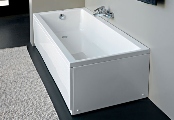 Baignoire rectangle blanche.