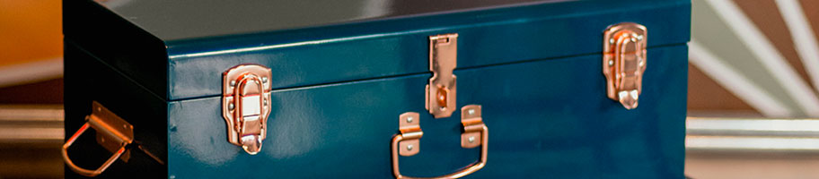 Boîte de rangement en métal bleu.