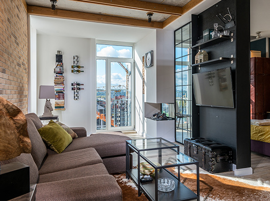 Coin télé dans le salon avec table basse en verre.