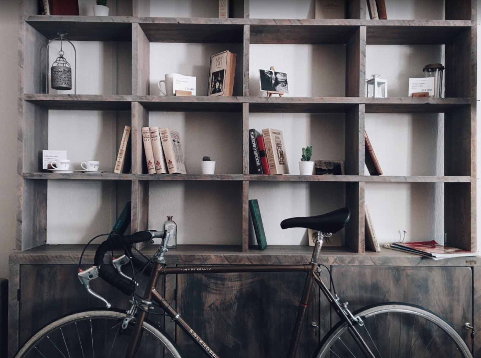 conseil rangement garage bibliothèque et vélo