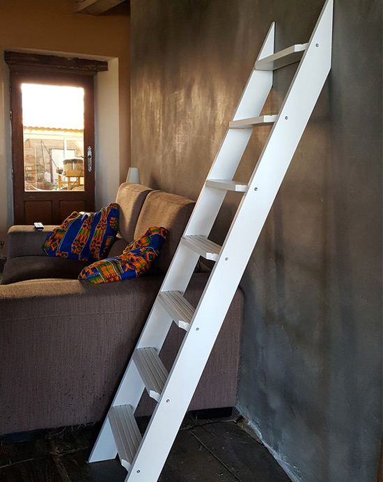Escalier de type échelle meunier en bois blanc.