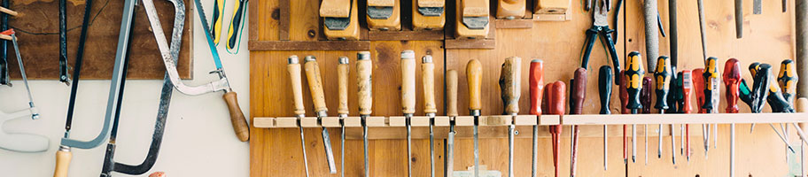 Établi en bois et outils.