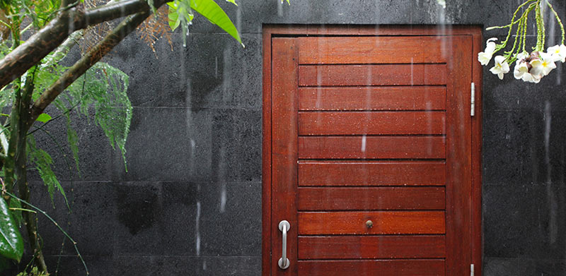 Porte d'entrée sous la pluie