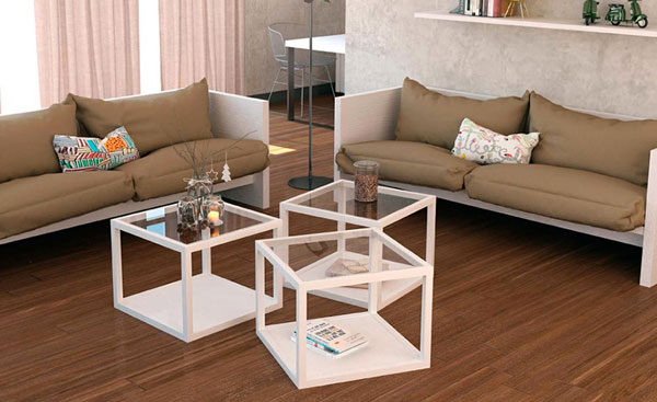 Tables basses carrées en acier et en verre.