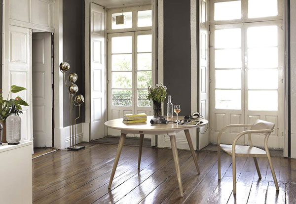 Table de salon ronde en bois.